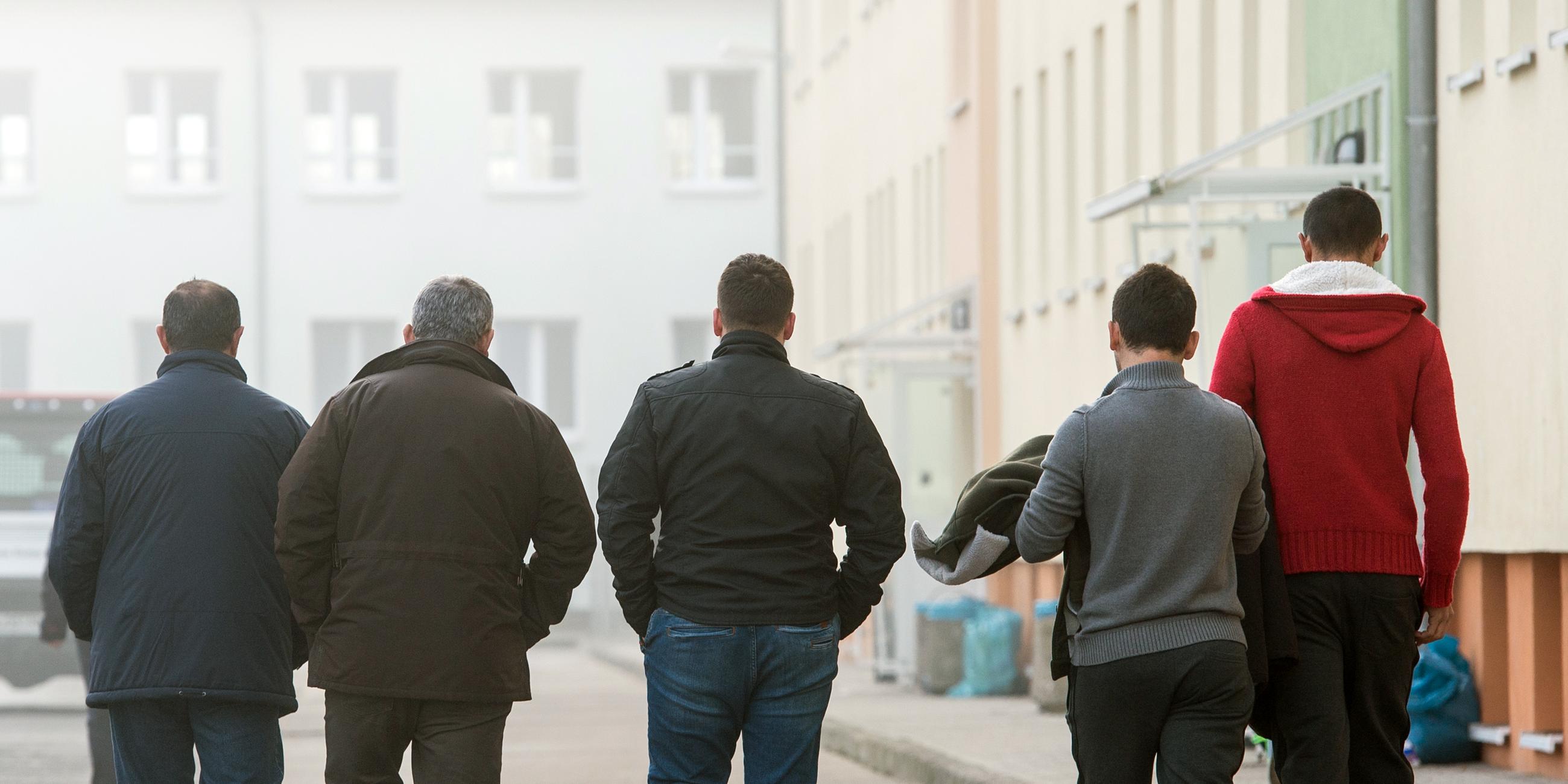 symbolbild fluechtlinge auf der strasse