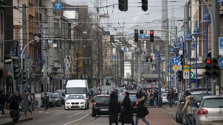 passanten ueberqueren die weseler strasse im stadteil marxloh - duisburg