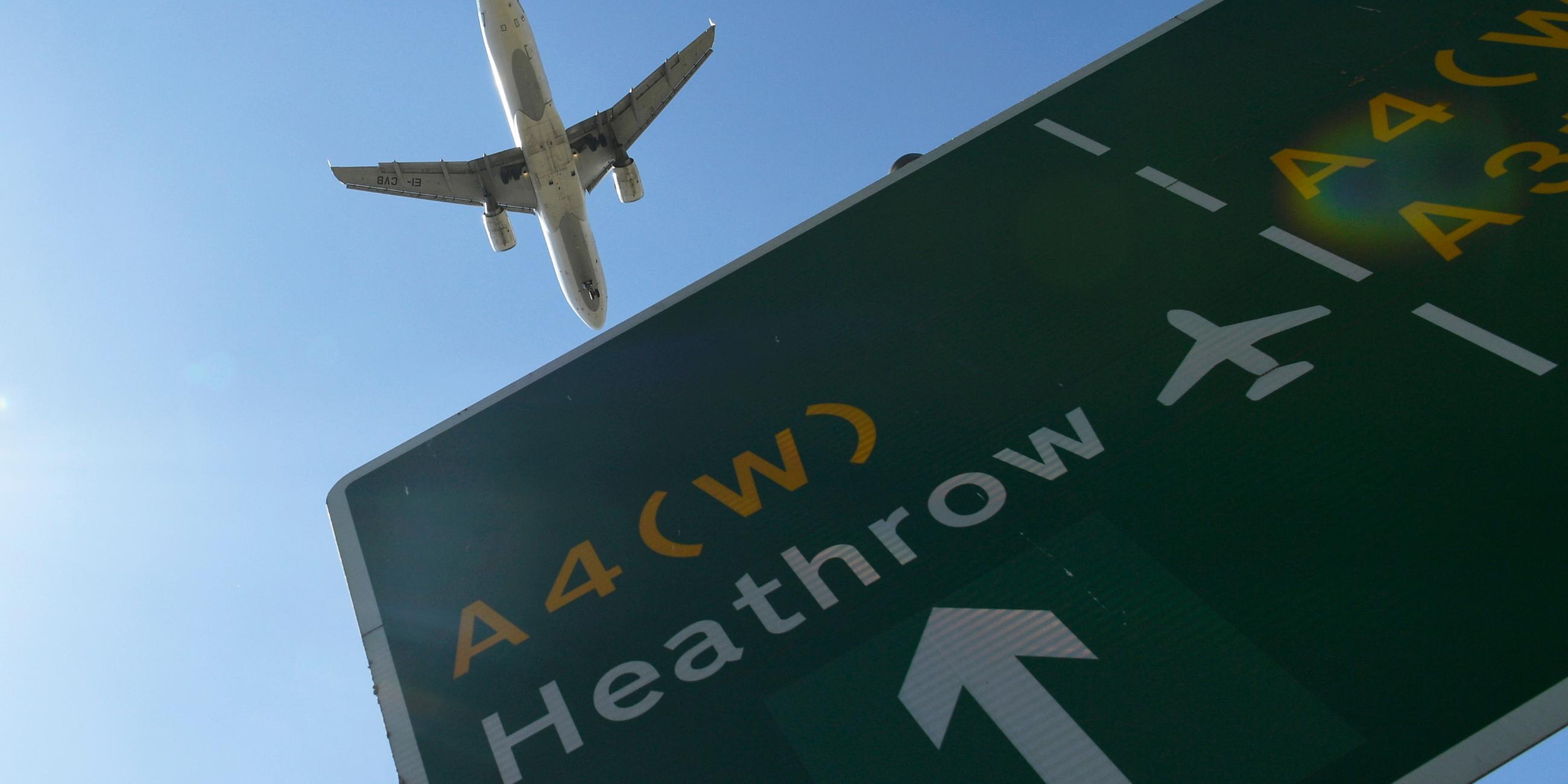 flugzeug im anflug an flughafen london-heathrow