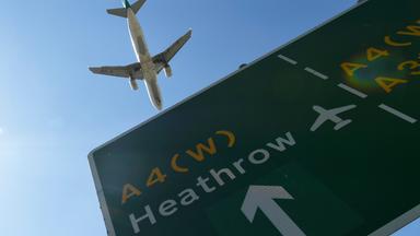 flugzeug im anflug an flughafen london-heathrow