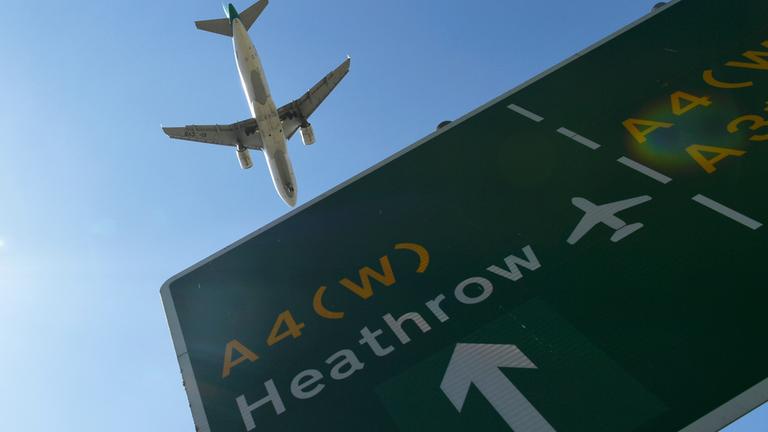 flugzeug im anflug an flughafen london-heathrow