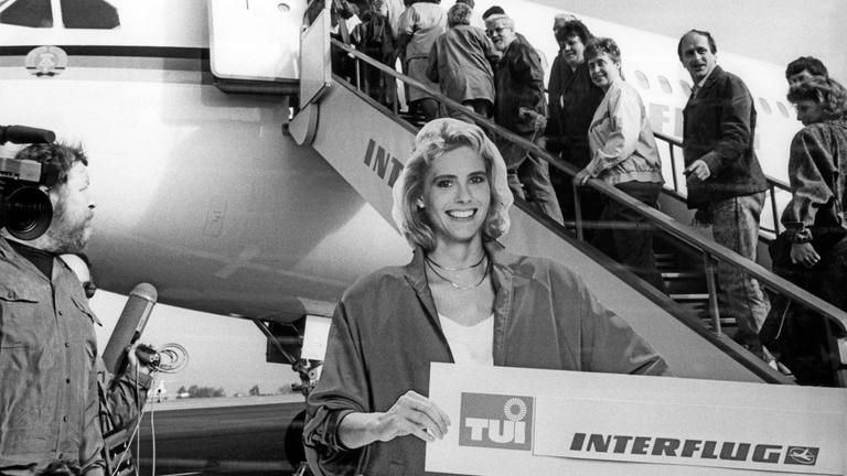 reisende besteigen ein flugzeug der ddr-fluggesellschaft interflug