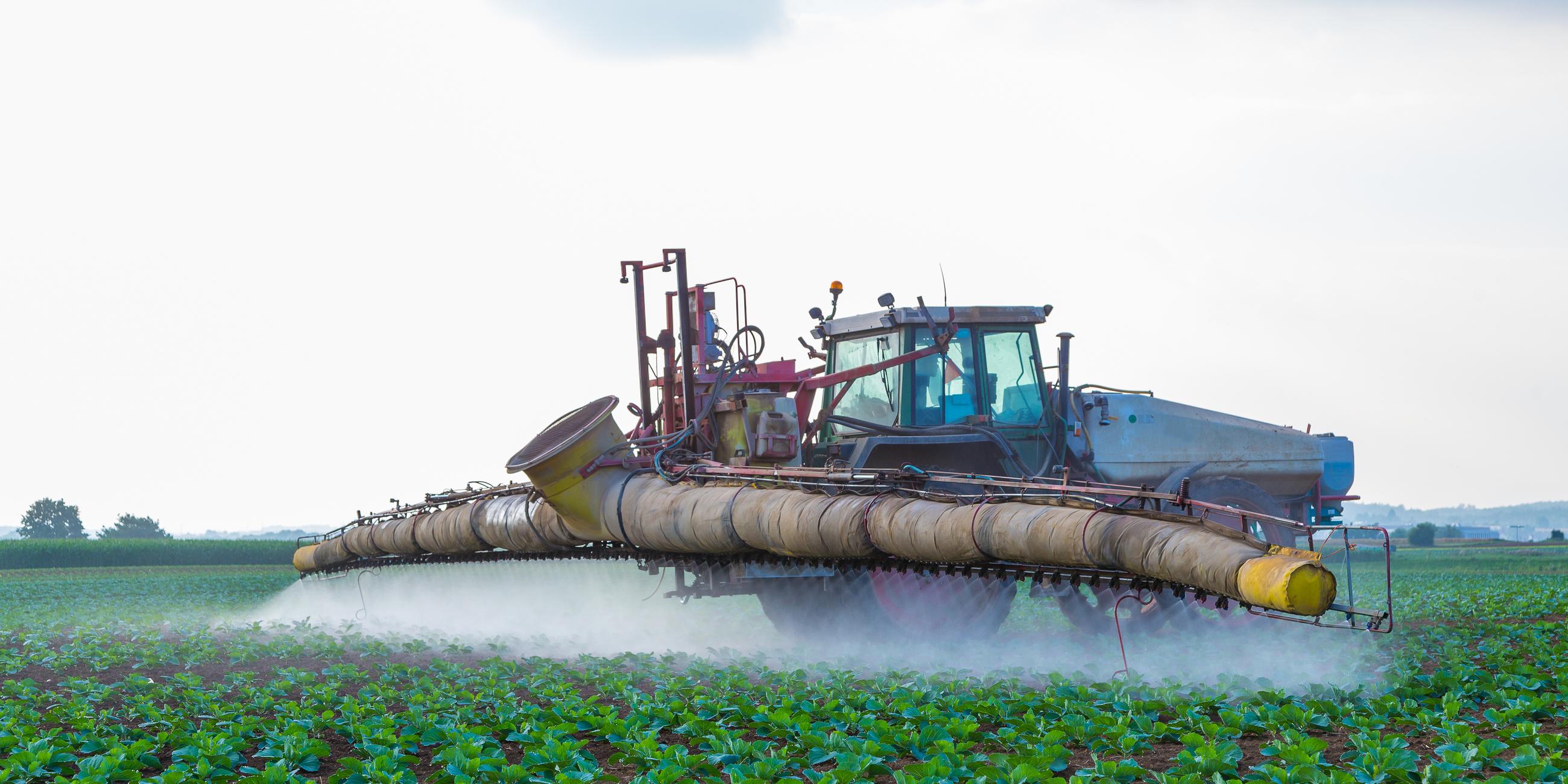 traktor sprueht glyphosat