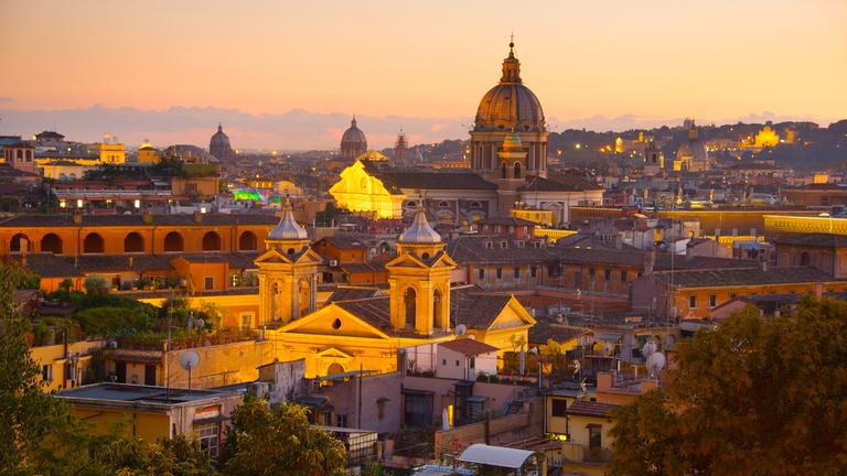 sonnenuntergang ueber der roemischen altstadt
