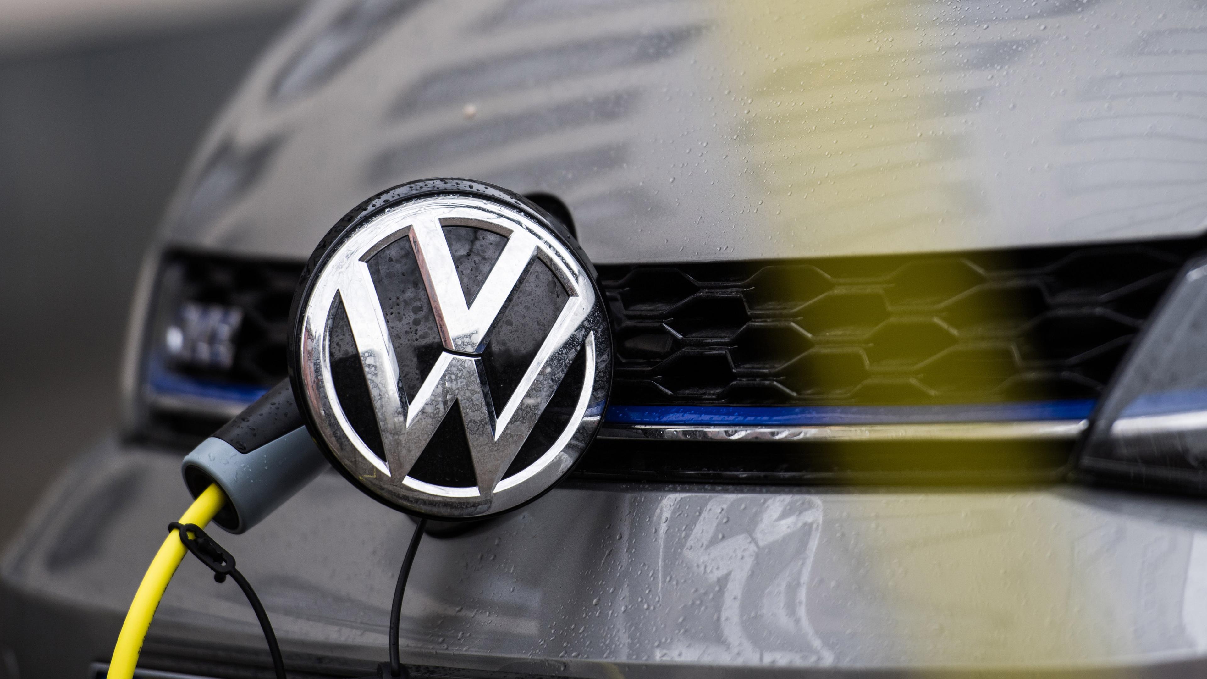 vw - e-auto tankt 