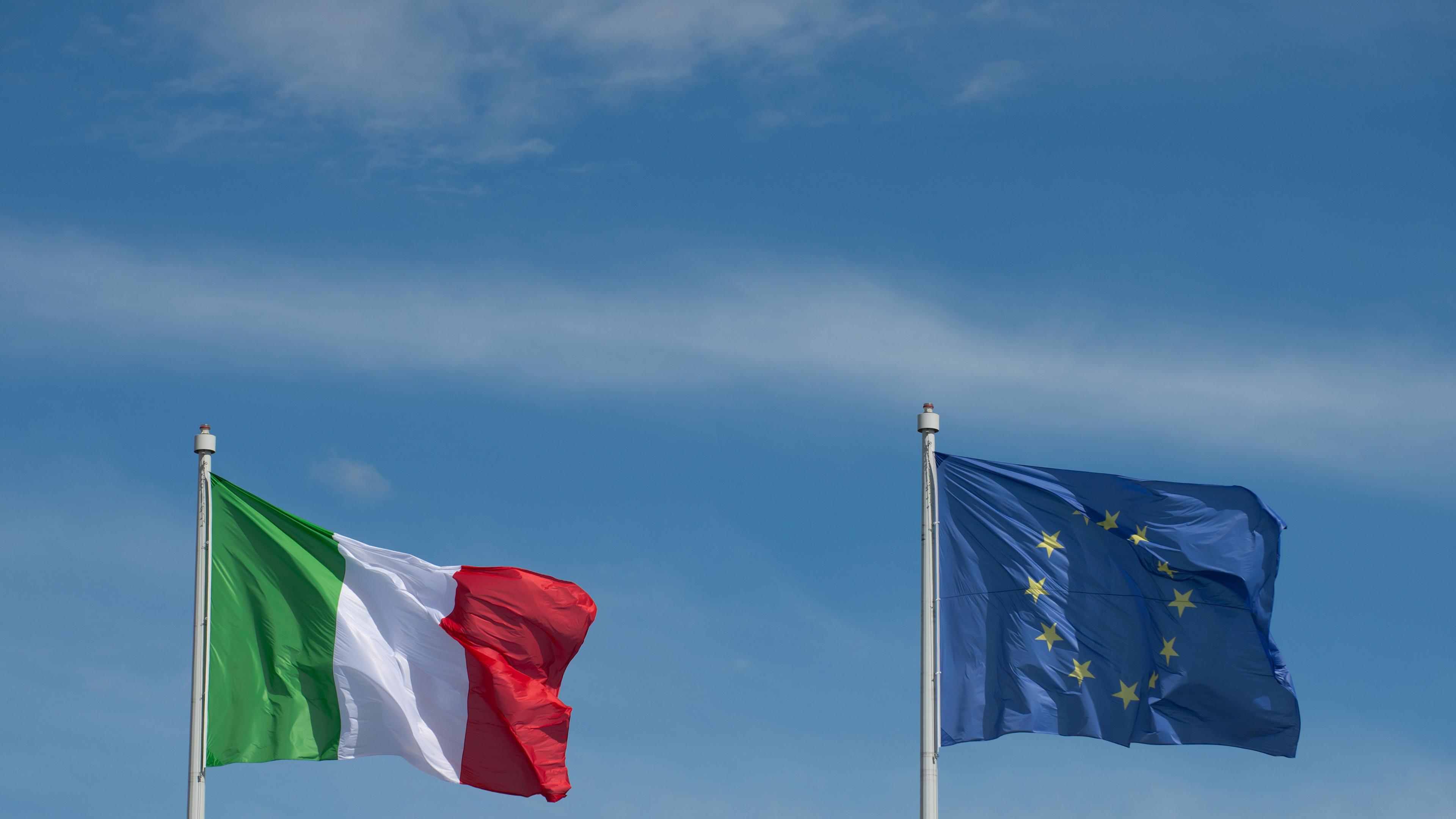 EU- und Italien-Flagge