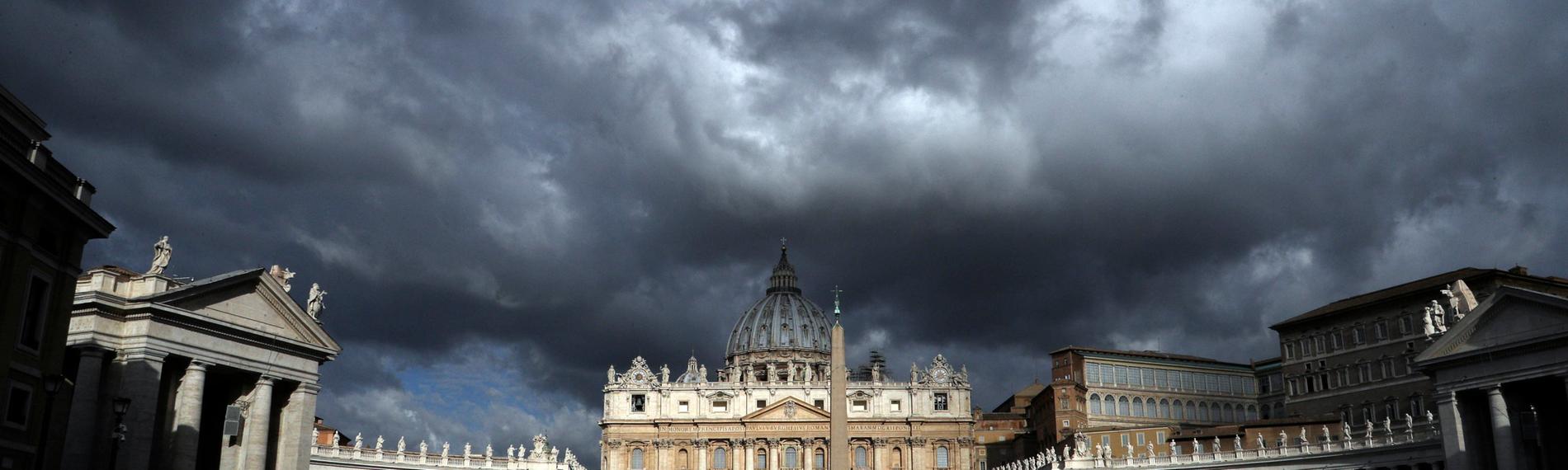 dunkle wolken ueber dem petersdom