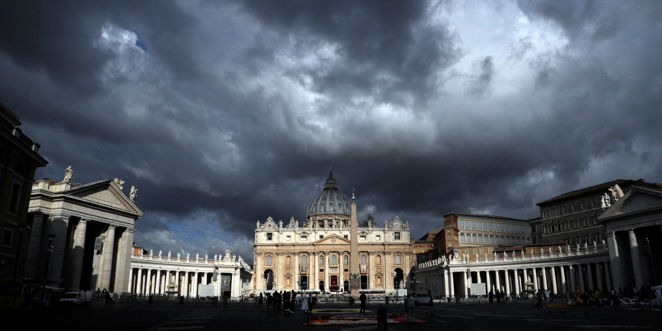 dunkle wolken ueber dem petersdom