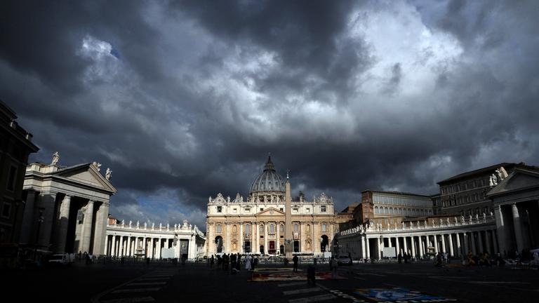 dunkle wolken ueber dem petersdom