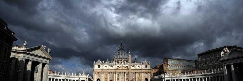 dunkle wolken ueber dem petersdom