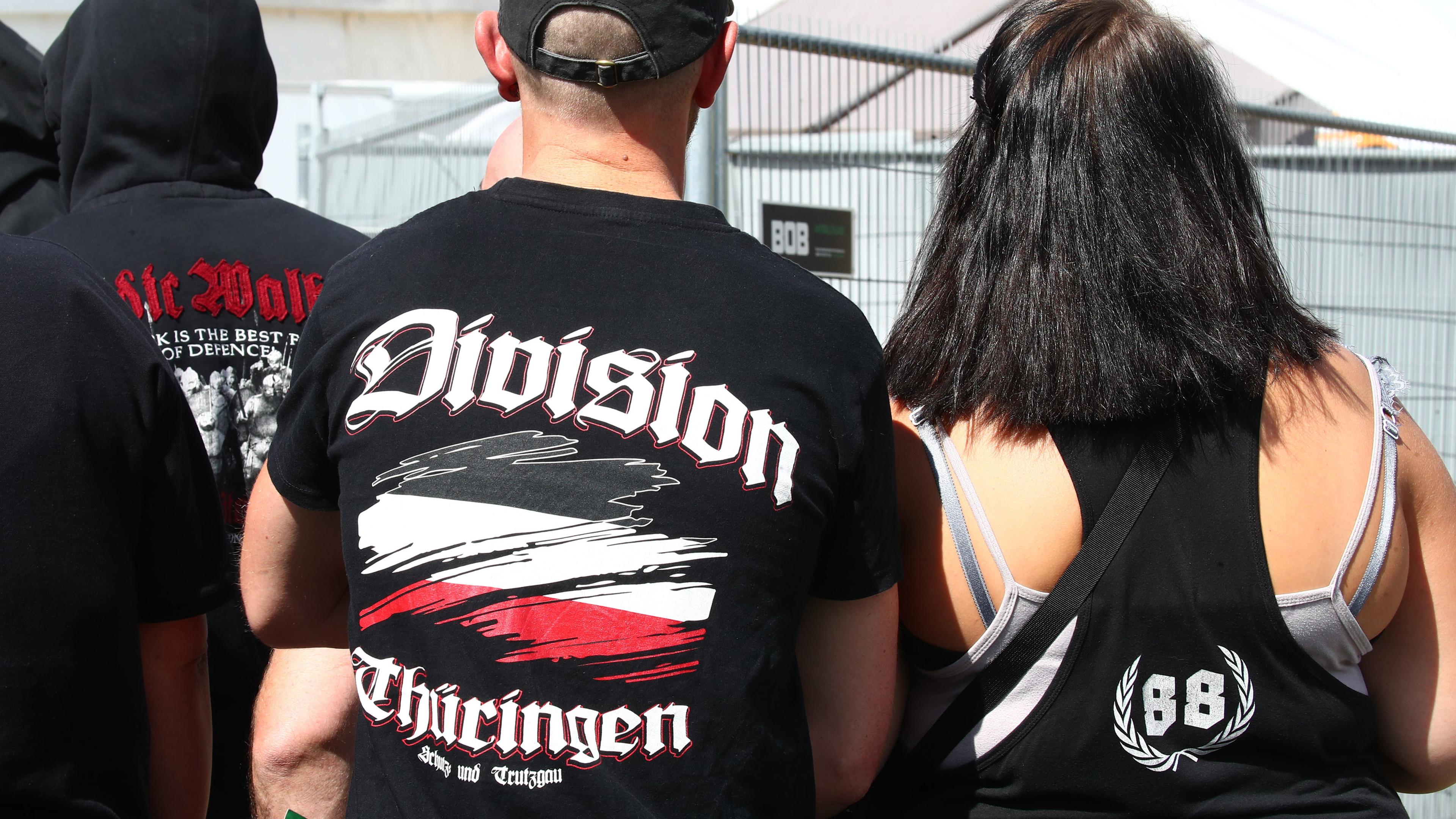 Besucher eines Rechtsrock-Festivals in Thüringen. Archivbild)