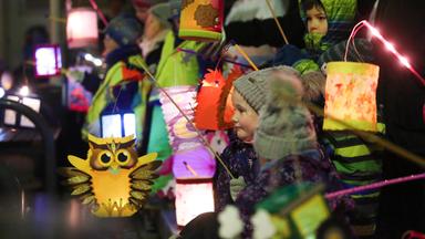 kinder mit laternen in einem sankt martins-umzug