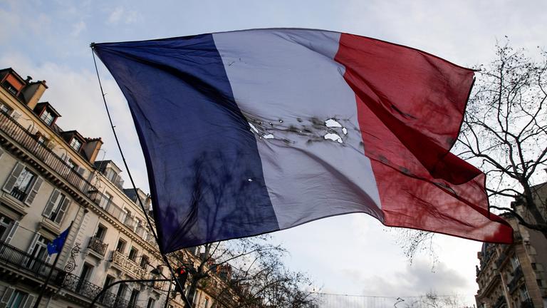 franzoesische flagge mit brandloechern