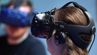 frau mit einer vr-brille