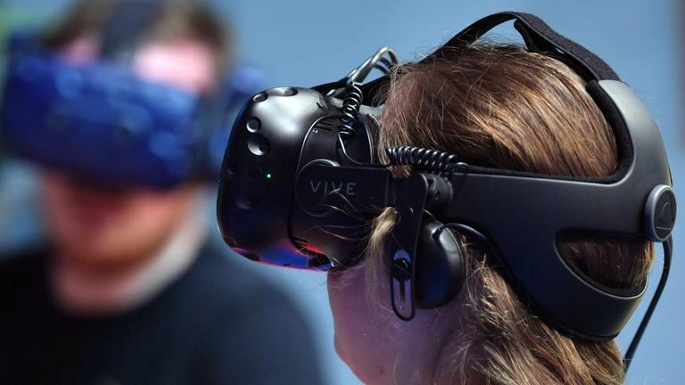 frau mit einer vr-brille