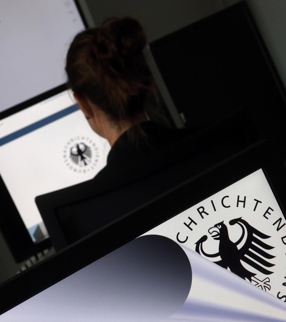 Archiv: Eine Geheimdienst-Mitarbeiterin sitzt in der Zentrale des Bundesnachrichtendienstes (BND) in einem Schulungsraum.