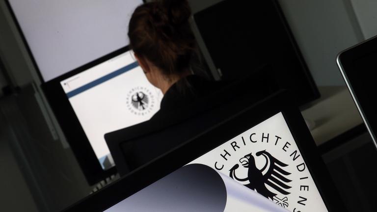 Archiv: Eine Geheimdienst-Mitarbeiterin sitzt in der Zentrale des Bundesnachrichtendienstes (BND) in einem Schulungsraum.