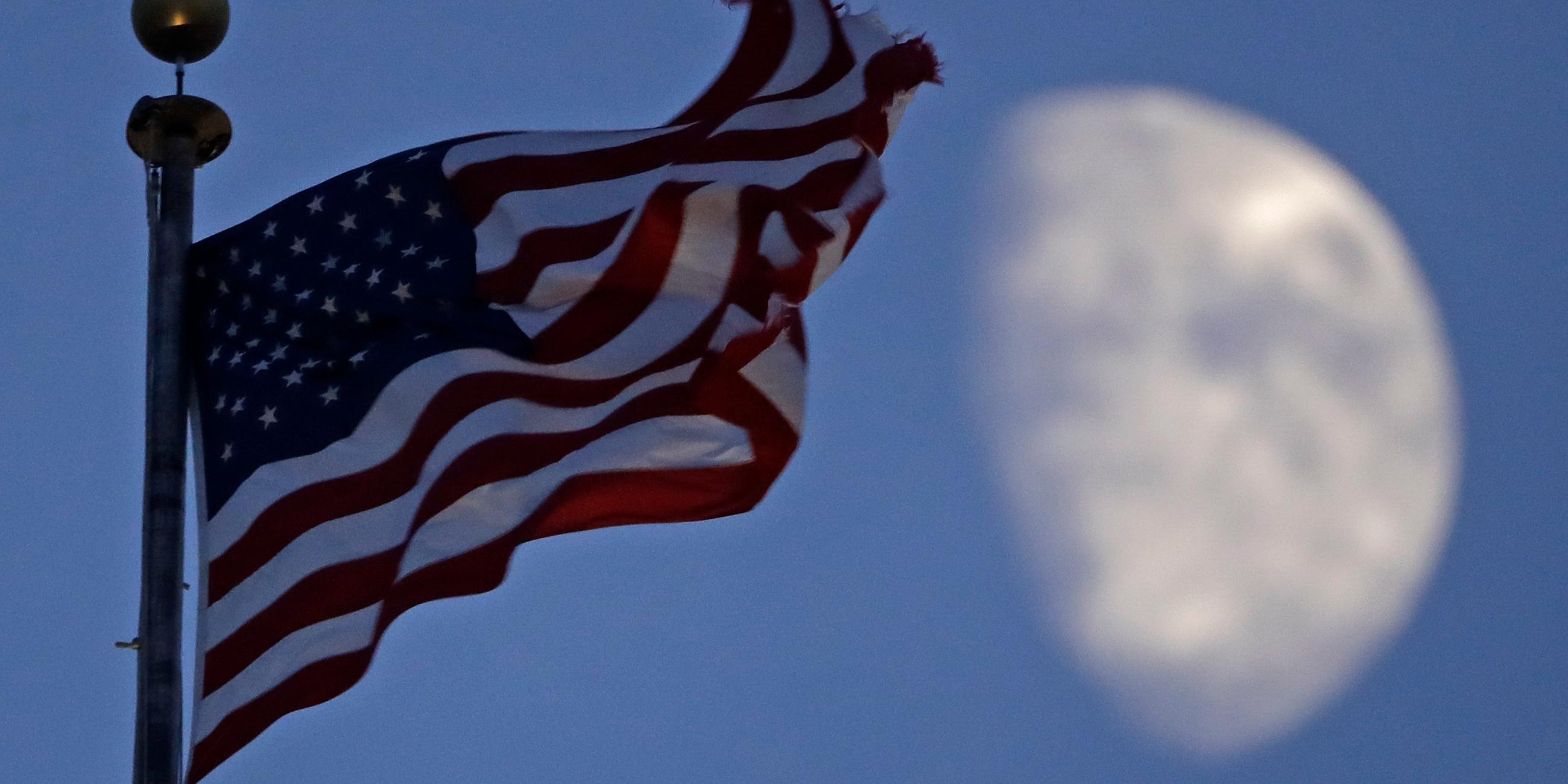 amerikanische nationalflagge weht vor dem mond