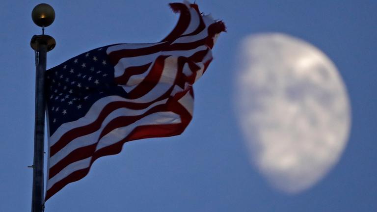 amerikanische nationalflagge weht vor dem mond