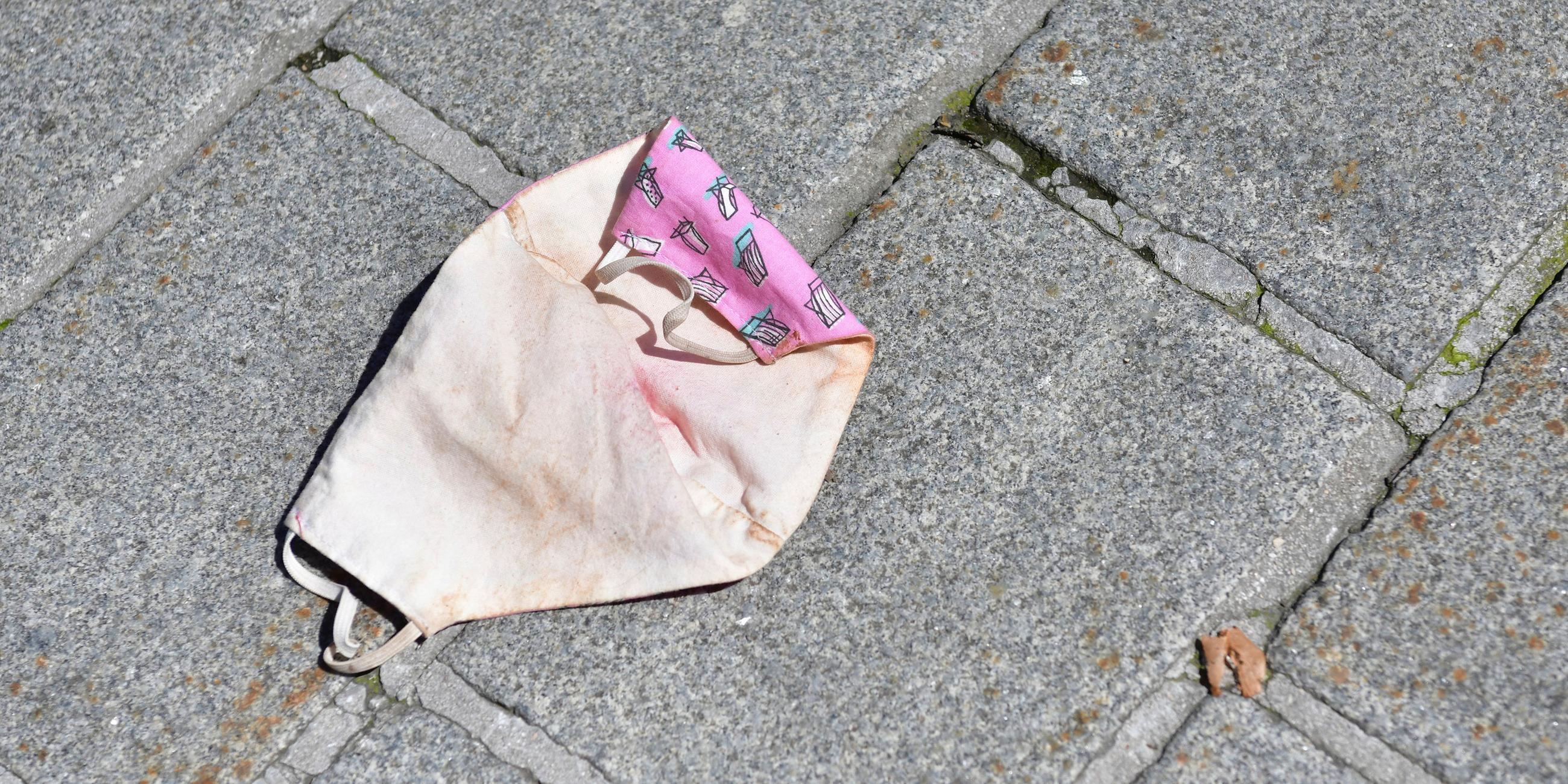 behelfsmaske vergessen auf boden