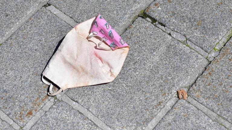 behelfsmaske vergessen auf boden