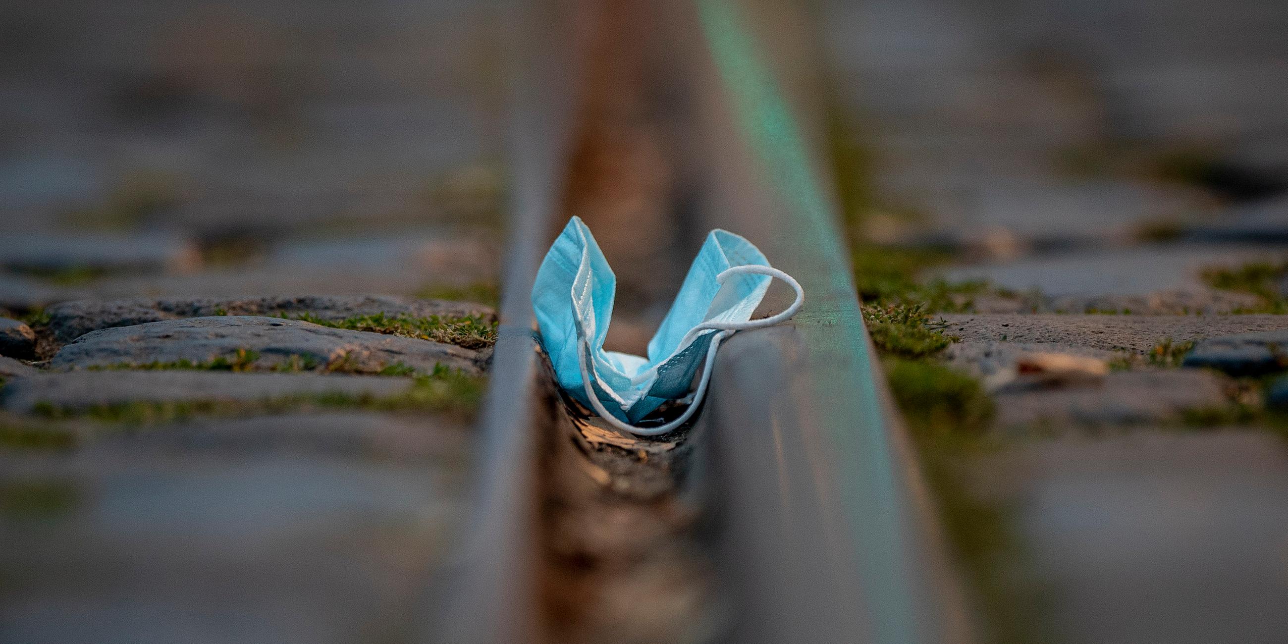 Maske auf dem Boden