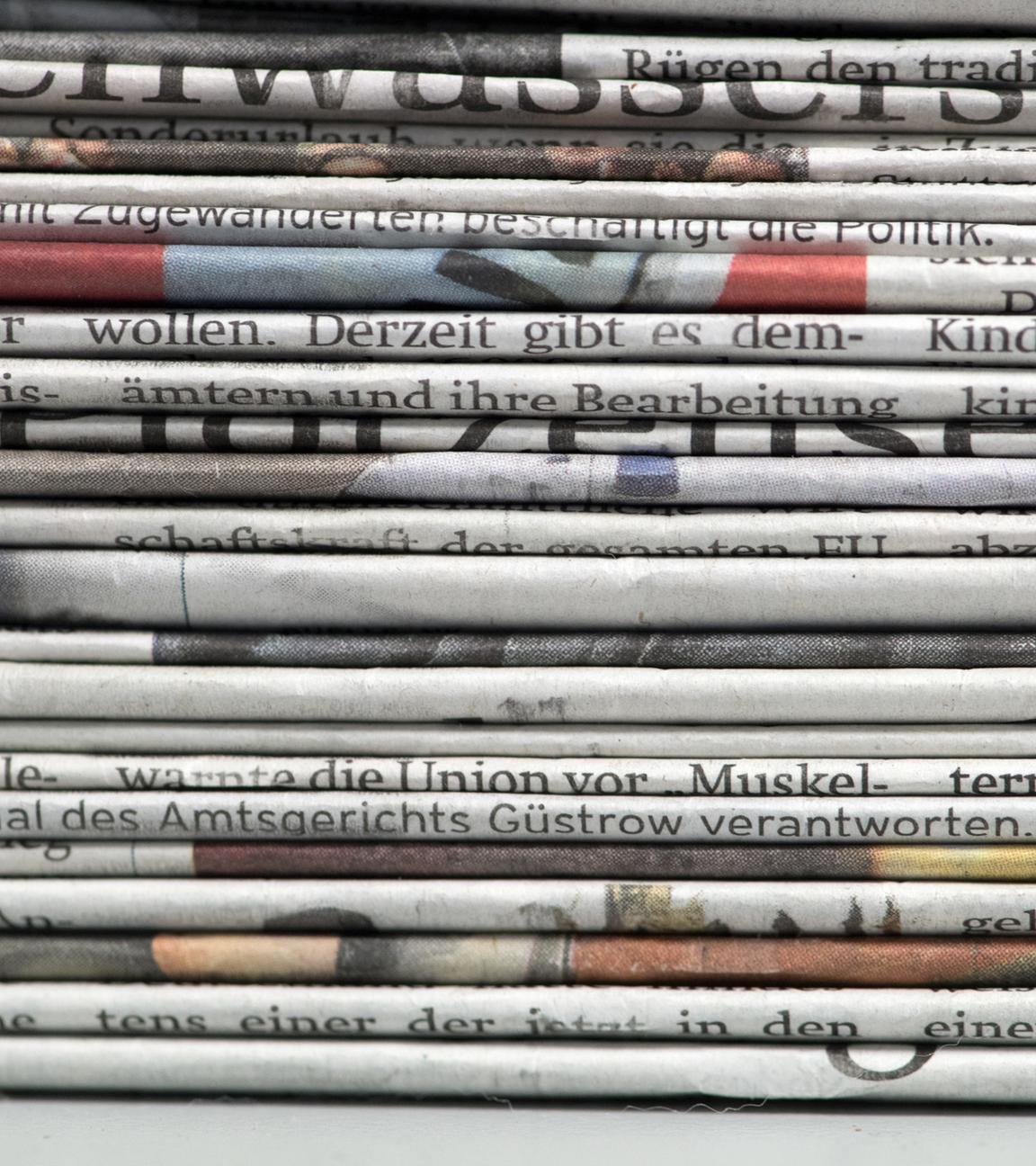 Gestapelte Tageszeitungen