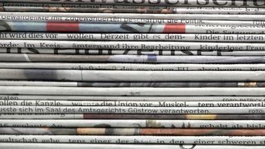 Gestapelte Tageszeitungen