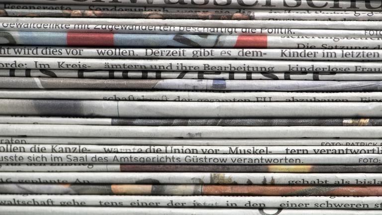 Gestapelte Tageszeitungen