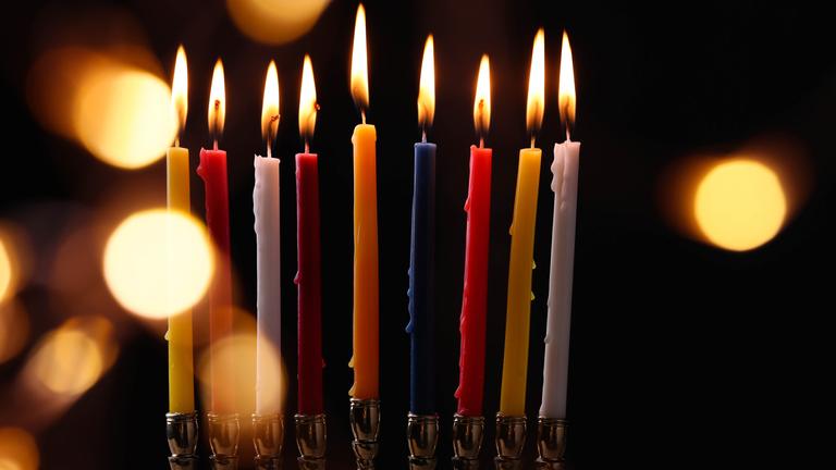Bunte Kerzen auf Chanukkaleuchter - Chanukia