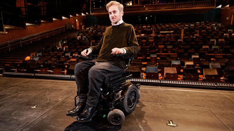 Koch, Samuel - steht auf der Bühne des Nationaltheaters in Mannheim 2020