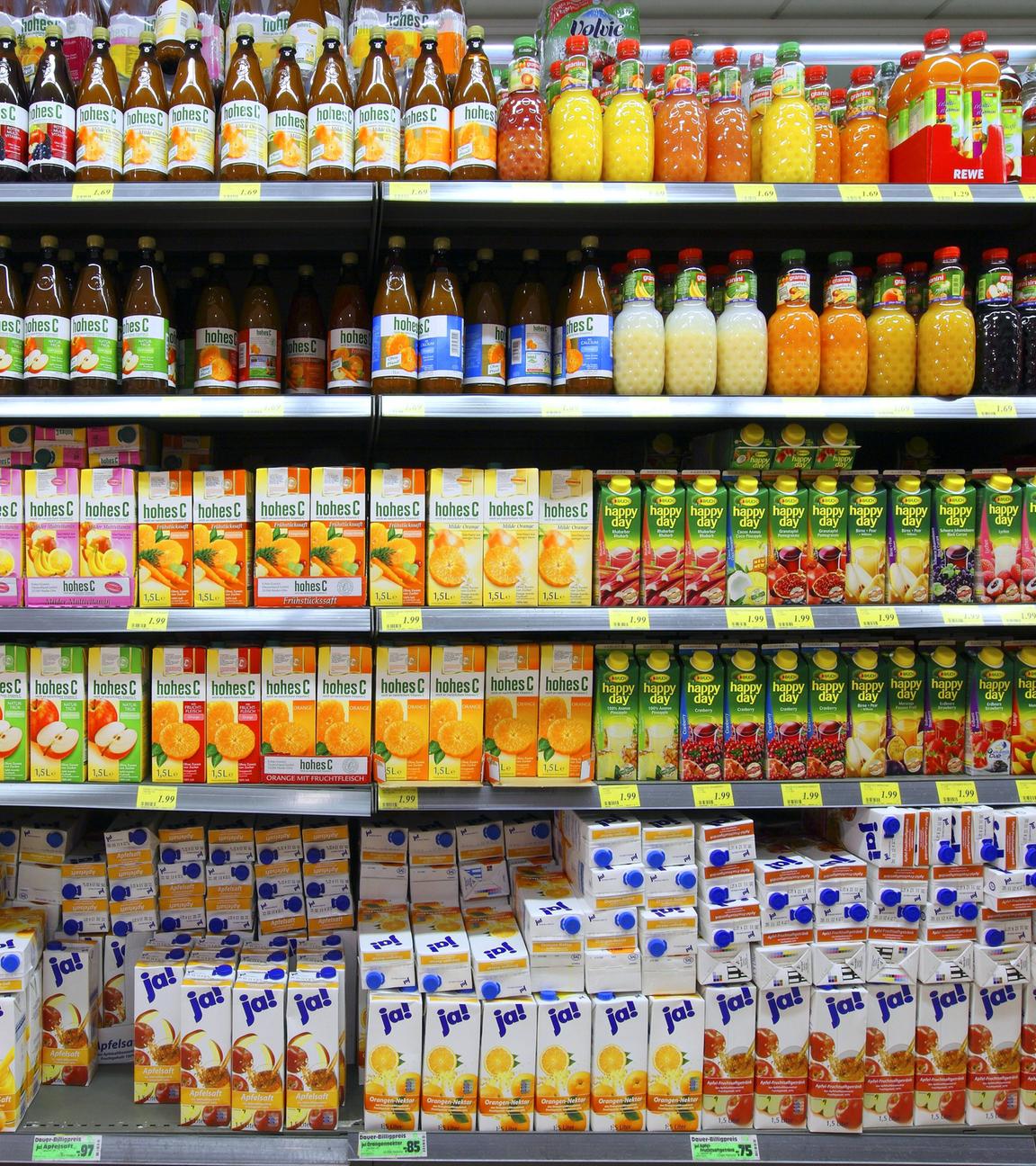 Fruchtsaftflaschen in Supermarktregal