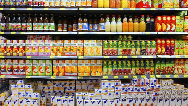 Fruchtsaftflaschen in Supermarktregal