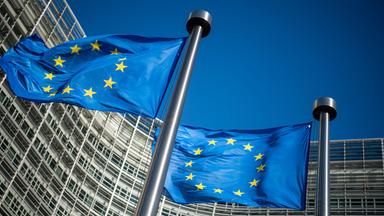 EU-Flagge vor dem Sitz der Europäischen Kommision