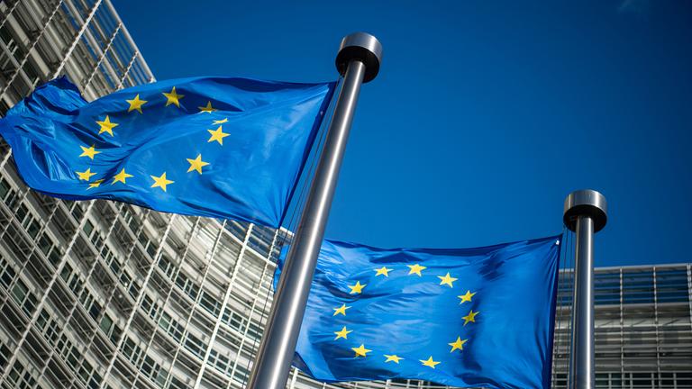 EU-Flagge vor dem Sitz der Europäischen Kommision