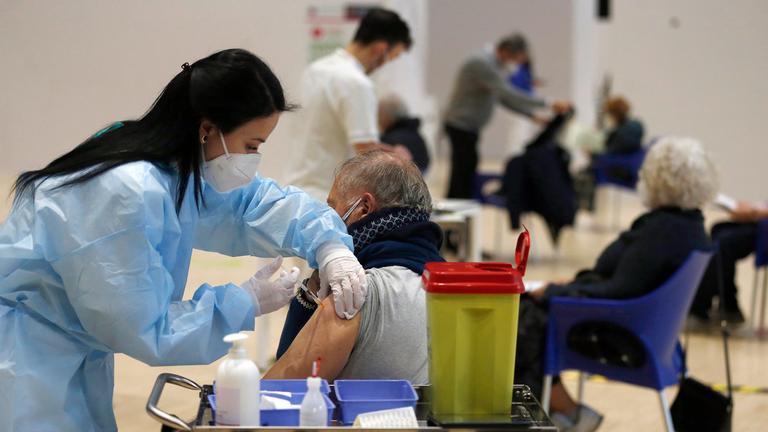 Person wird gegen Corona geimpft