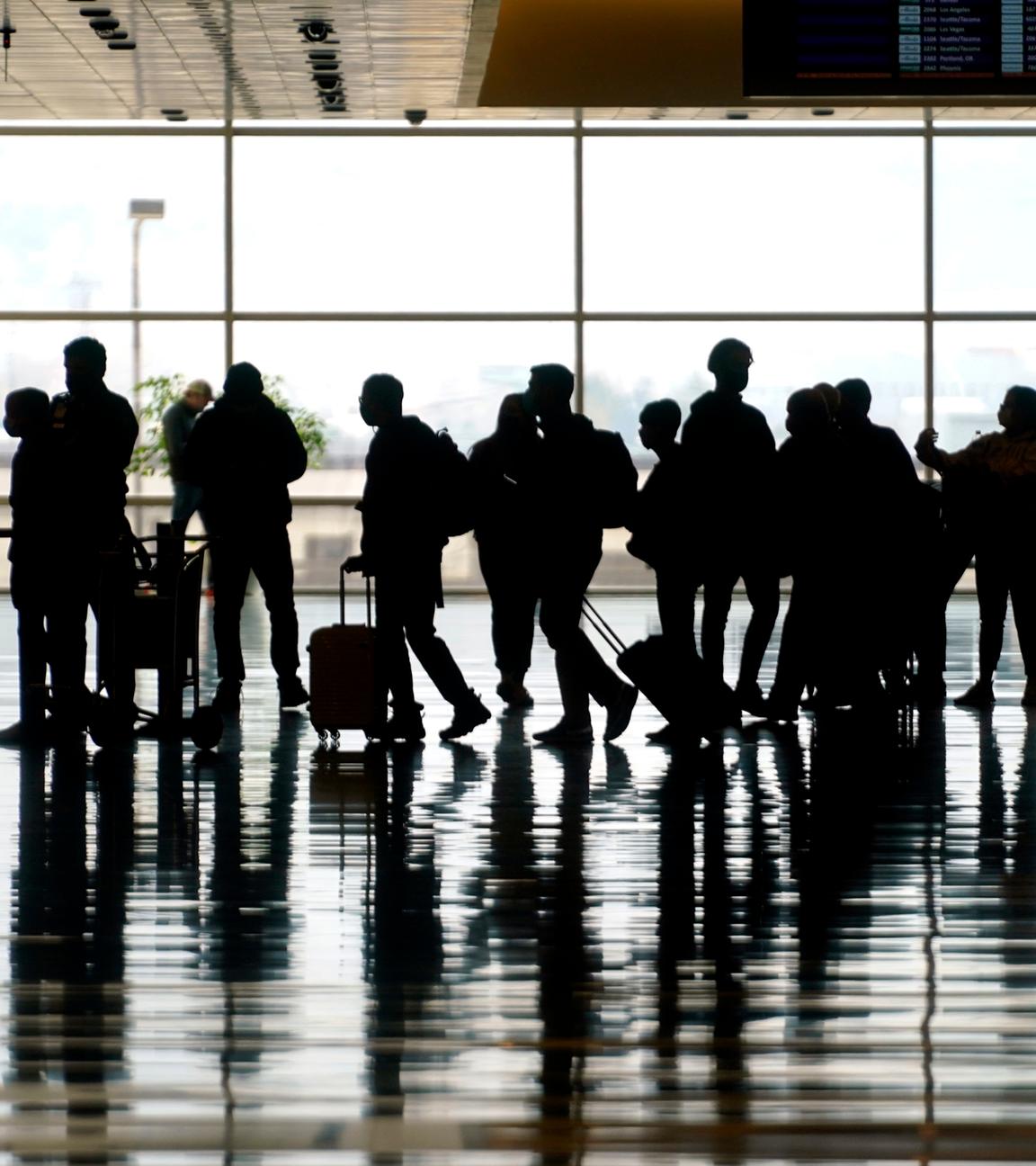 Reisende in einem Flughafen.