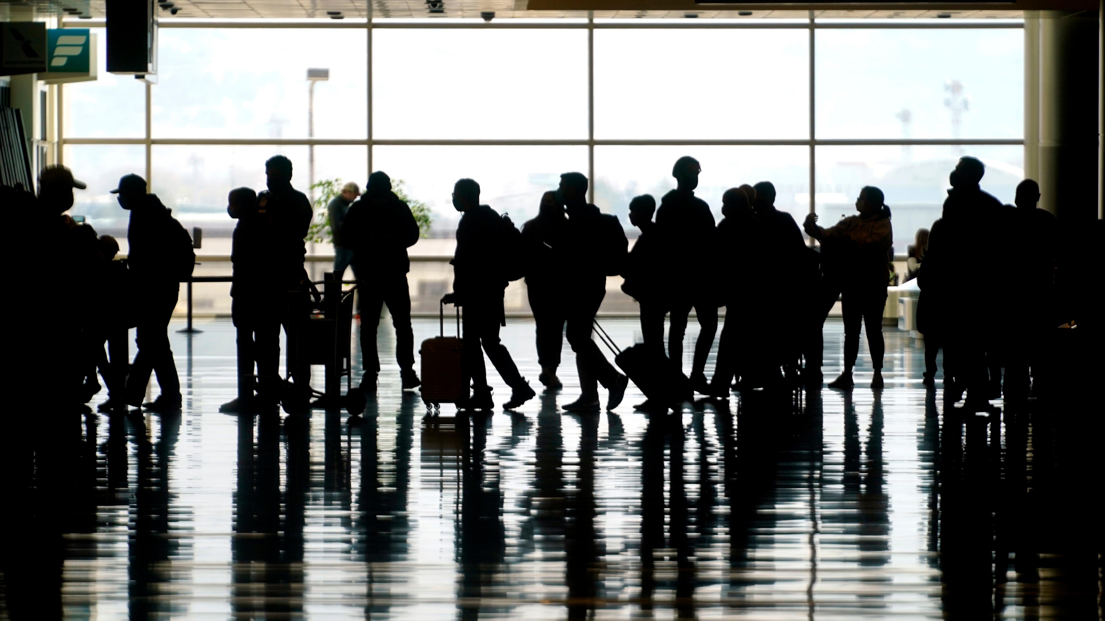 Reisende in einem Flughafen.