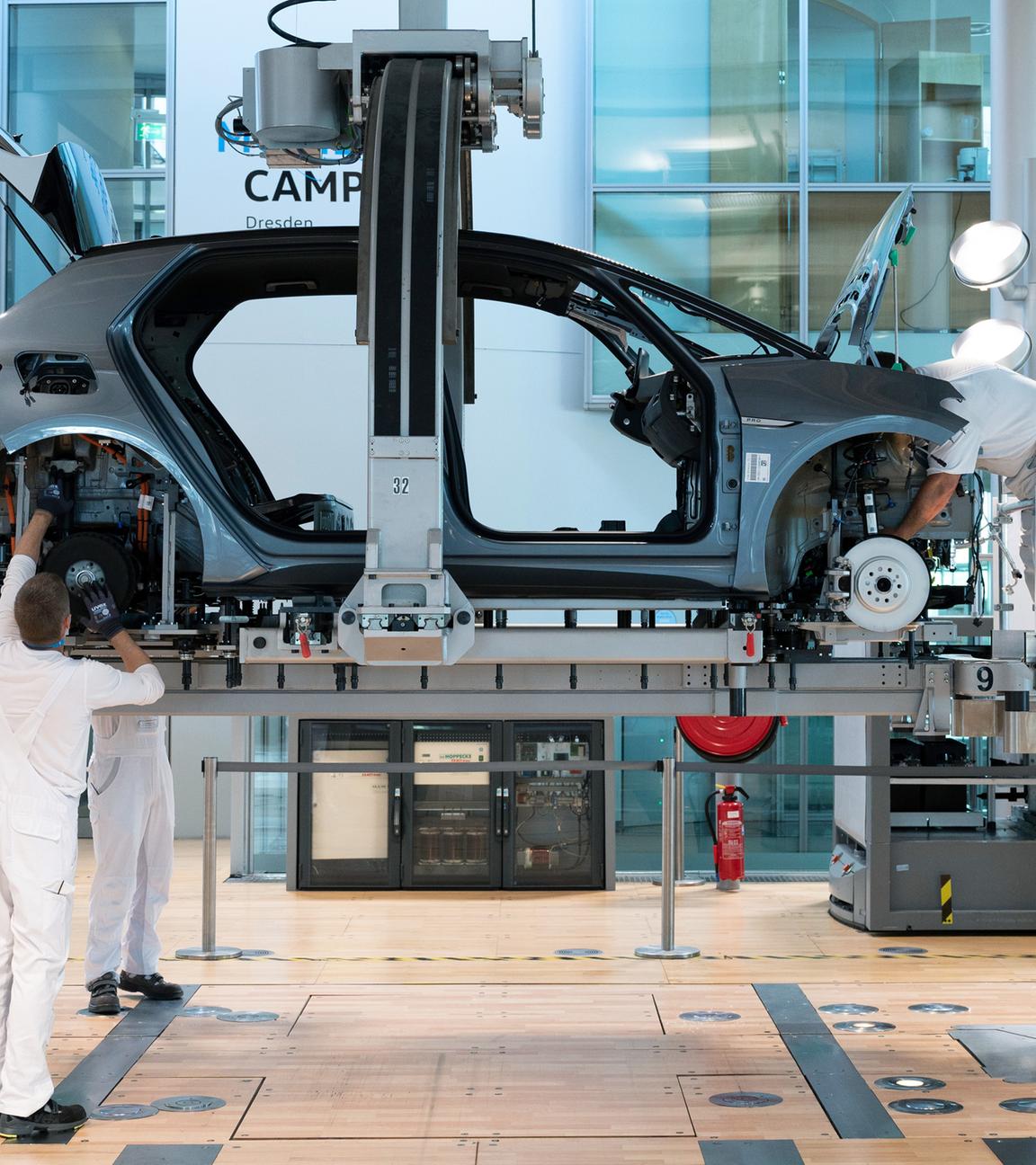 Arbeiter bei der Auto-Produktion im Autowerk