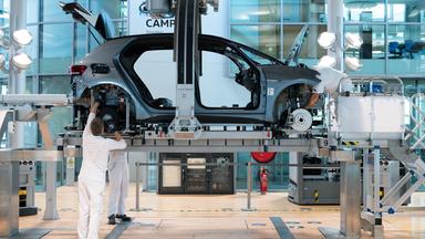 Arbeiter bei der Auto-Produktion im Autowerk