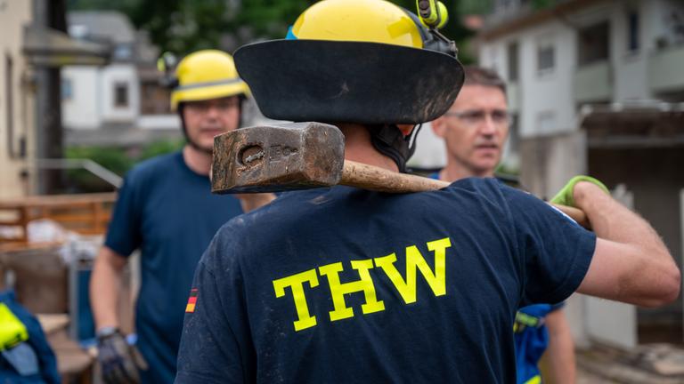 Helfer des Technischen Hilfswerks