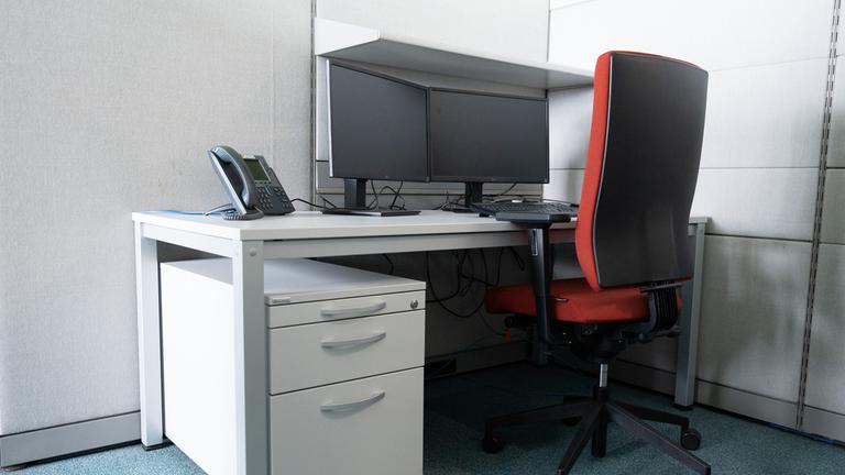 Leerer Schreibtisch in einem Großraumbüro