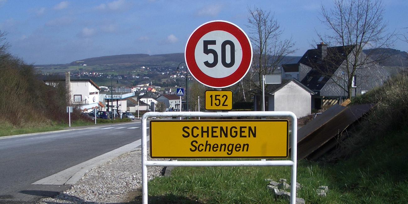 ortsschild von schengen