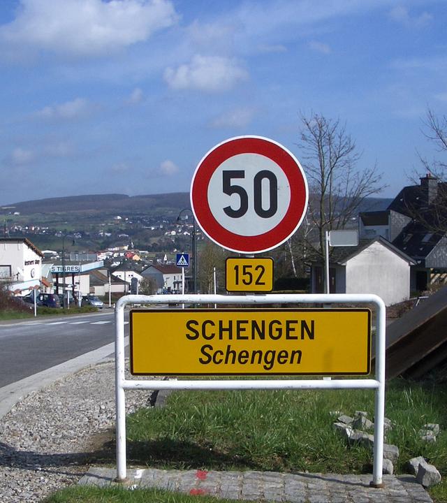 ortsschild von schengen
