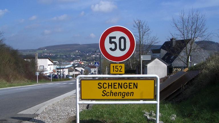 ortsschild von schengen