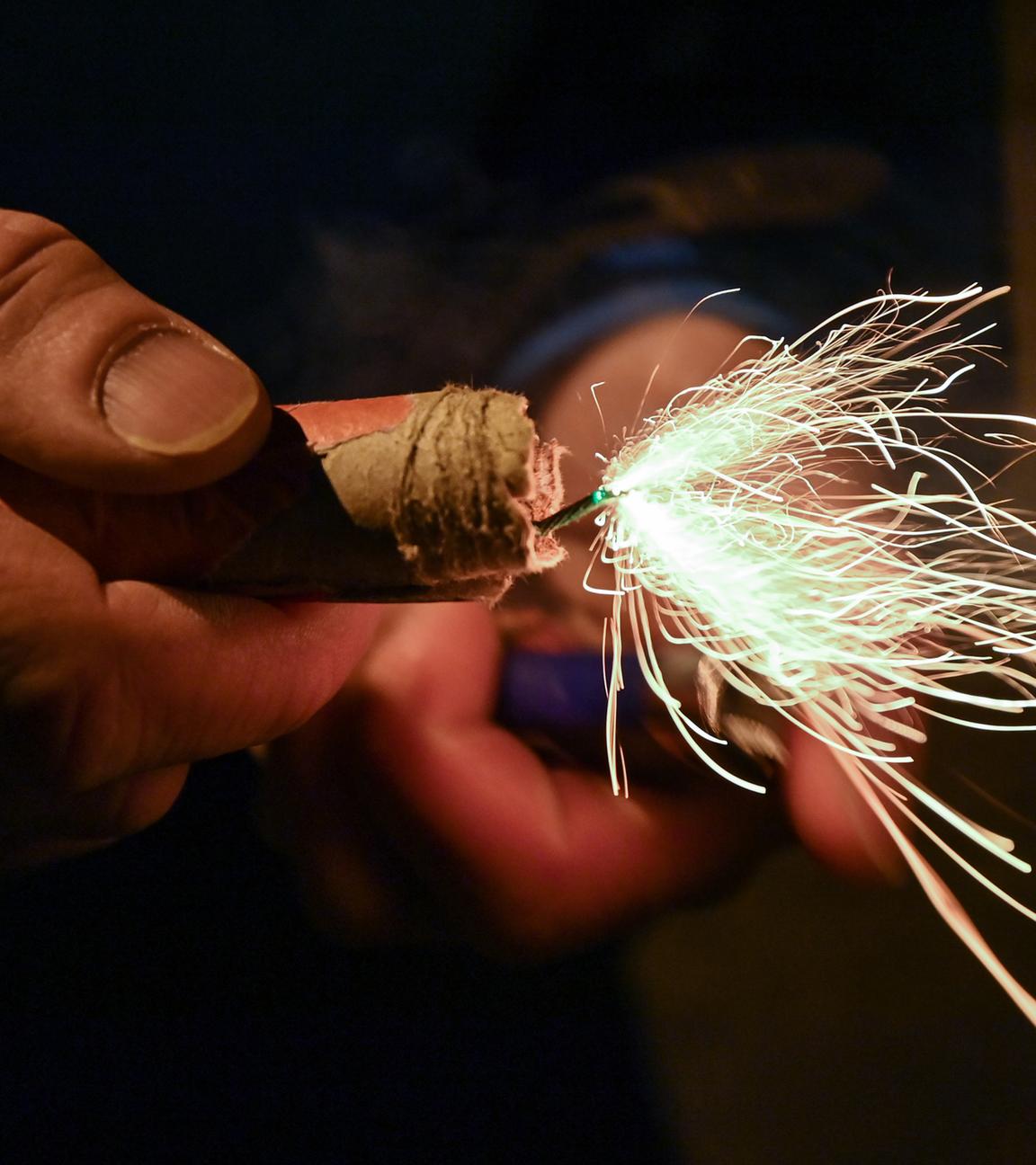 Mann zündet Böller