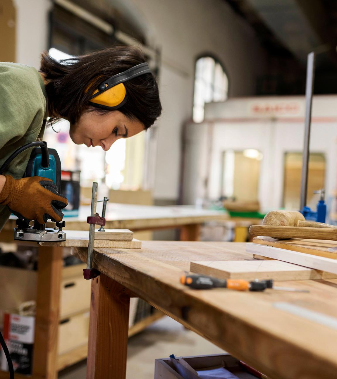 Schreinerin bei der Arbeit