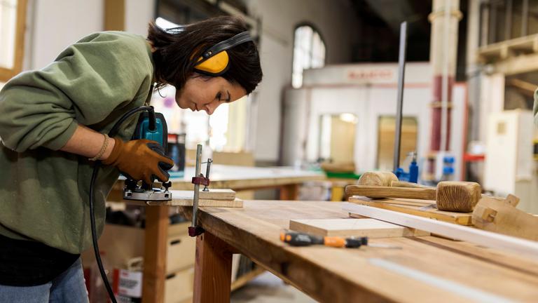 Schreinerin bei der Arbeit