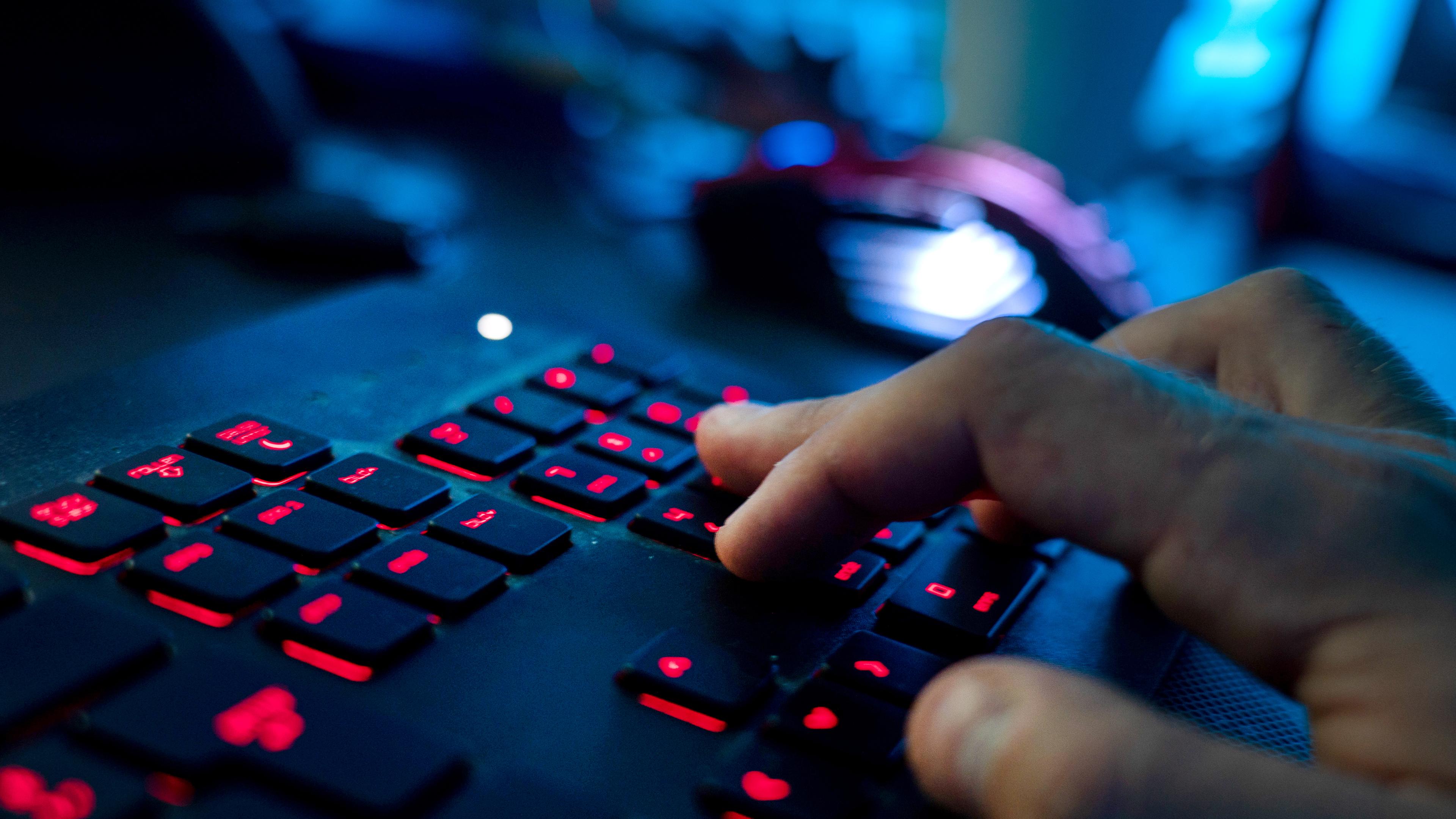 Hand tippt auf einer Computer-Tastaur - Symbolbild Cybersicherheit