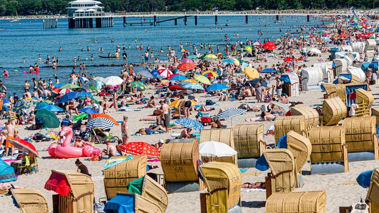 Strand mit Badegästen und Strandkörben